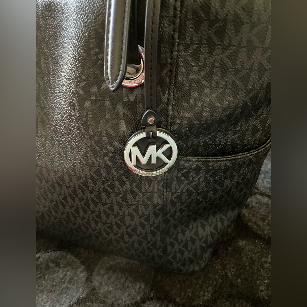 MICHAEL Michael Kors
East-West Monogram Zip Tote Bag  NWOT - Picture 4 of 16